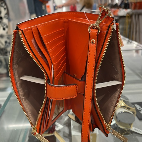 MICHAEL KORS
Jet Set Large Ombré Logo Double-Zip Wristlet-Wallet-Phone Case - Picture 10 of 16